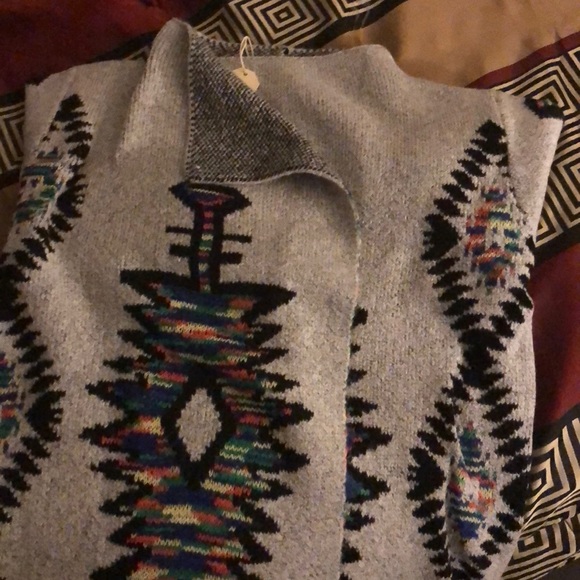 LAST ONE- SMALL Geometric Print Cardigan- GRAY - Picture 4 of 4